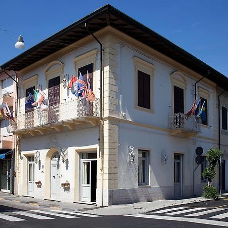 Hotel La Petite Maison فياريجيو المظهر الخارجي الصورة