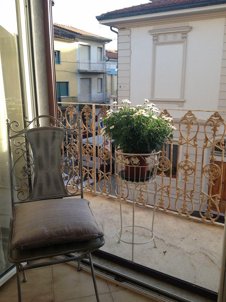 Hotel La Petite Maison فياريجيو المظهر الخارجي الصورة