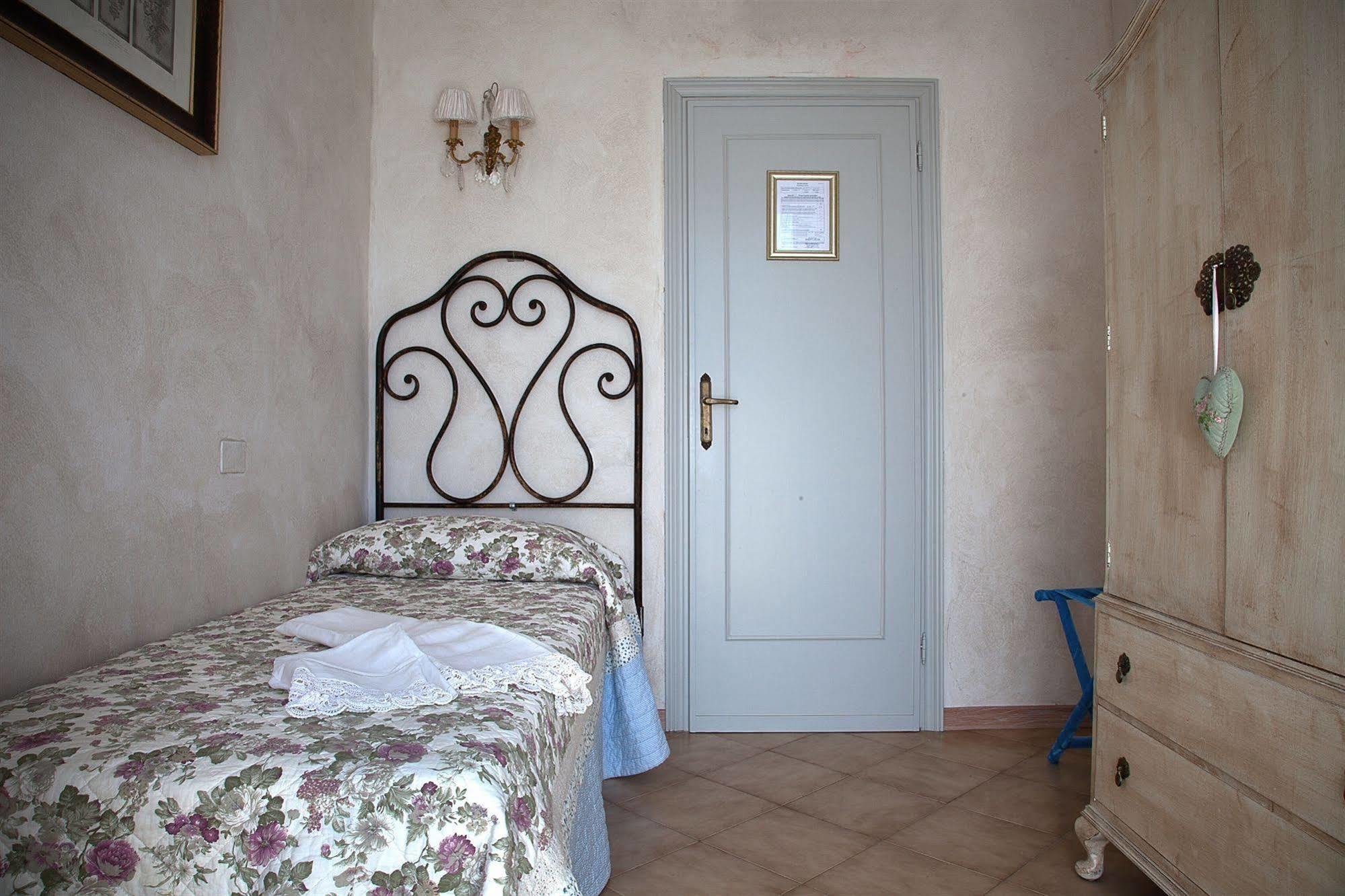Hotel La Petite Maison فياريجيو المظهر الخارجي الصورة
