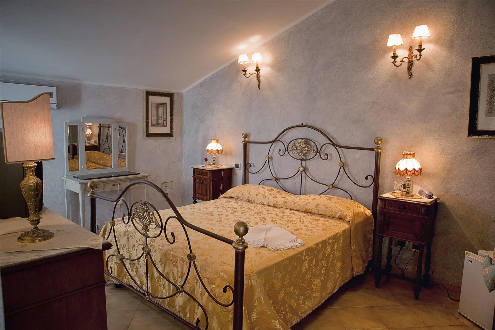 Hotel La Petite Maison فياريجيو المظهر الخارجي الصورة
