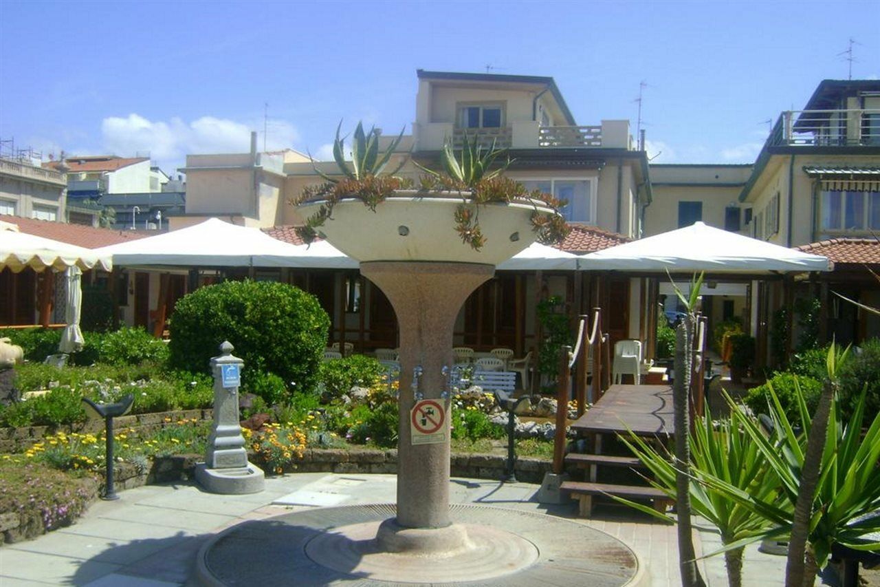 Hotel La Petite Maison فياريجيو المظهر الخارجي الصورة